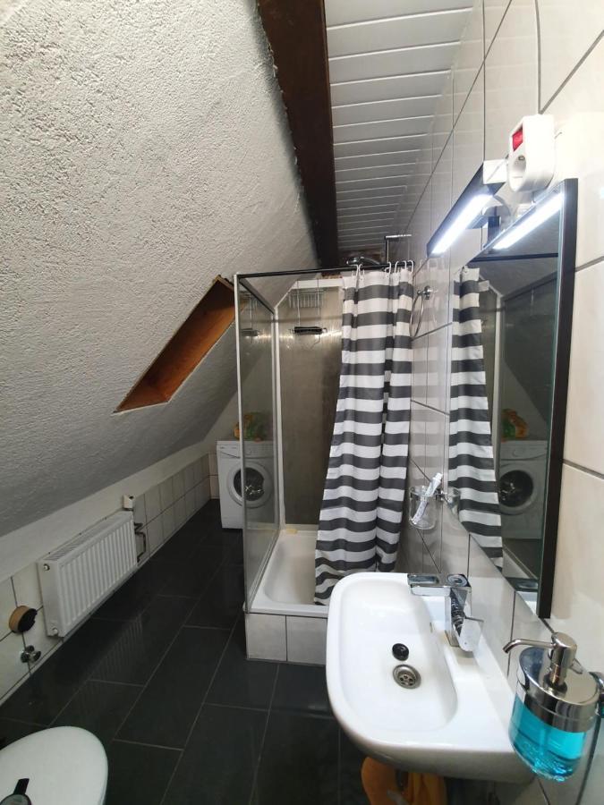 Dachgeschosswohnung In Neumuenster 2 Zimmer Eksteriør billede